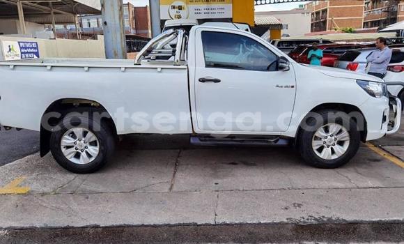 Buy Used Toyota Hilux White Car in Bhunya in Manzini Buy Used Toyota Hilux White Car in Bhunya in Manzini