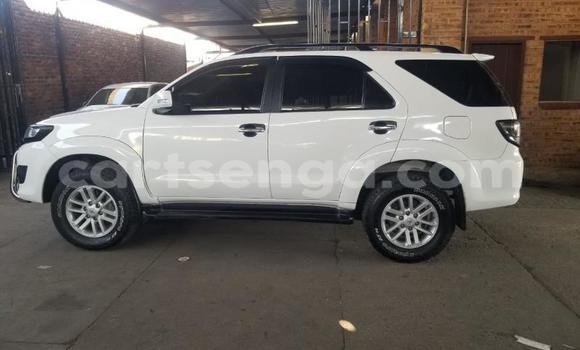 Nunua Ilio tumika Toyota Fortuner White Gari ndani ya Bhunya nchini Manzini