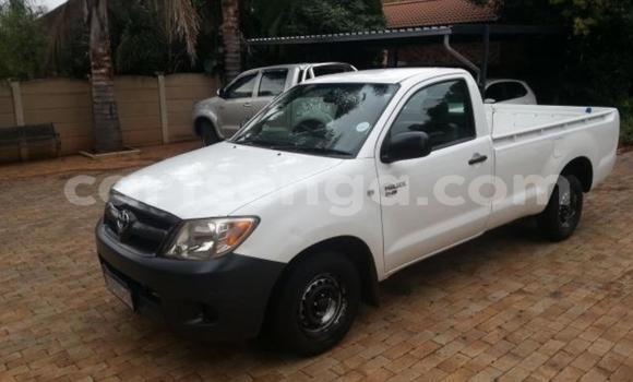 Nunua Ilio tumika Toyota Hilux White Gari ndani ya Big Bend nchini Lubombo