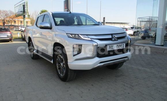 Buy Used Mitsubishi Triton Beige Car in Hlatikulu in Shiselweni District Buy Used Mitsubishi Triton Beige Car in Hlatikulu in Shiselweni District