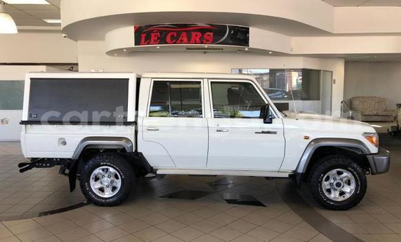 Nunua Ilio tumika Toyota Land Cruiser White Gari ndani ya Ezulwini nchini Hhohho Nunua Ilio tumika Toyota Land Cruiser White Gari ndani ya Ezulwini nchini Hhohho