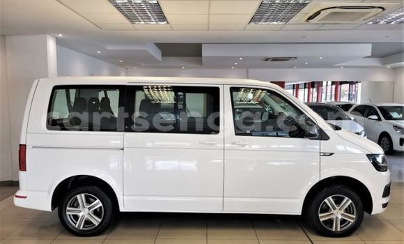 Nunua Ilio tumika Volkswagen Caravelle White Gari ndani ya Ezulwini nchini Hhohho Nunua Ilio tumika Volkswagen Caravelle White Gari ndani ya Ezulwini nchini Hhohho