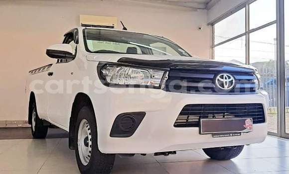 Nunua Ilio tumika Toyota Hilux White Gari ndani ya Ezulwini nchini Hhohho