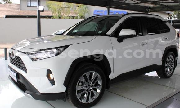 Nunua Ilio tumika Toyota RAV4 White Gari ndani ya Ezulwini nchini Hhohho