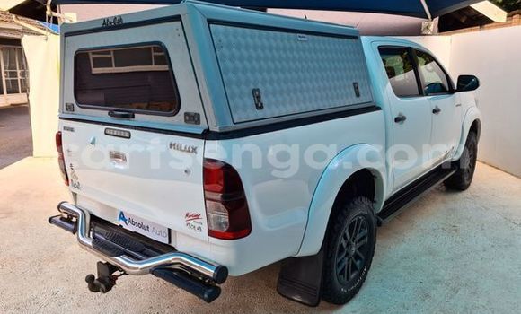 Nunua Ilio tumika Toyota Hilux White Gari ndani ya Hluti nchini Wilaya ya Shiselweni Nunua Ilio tumika Toyota Hilux White Gari ndani ya Hluti nchini Wilaya ya Shiselweni