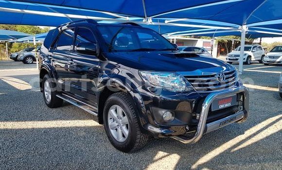 Nunua Ilio tumika Toyota Fortuner Black Gari ndani ya Hlatikulu nchini Wilaya ya Shiselweni