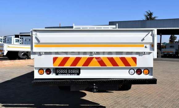 Acheter Occasion Utilitaire Nissan UD Blanc à Big Bend, Lubombo District Acheter Occasion Utilitaire Nissan UD Blanc à Big Bend, Lubombo District