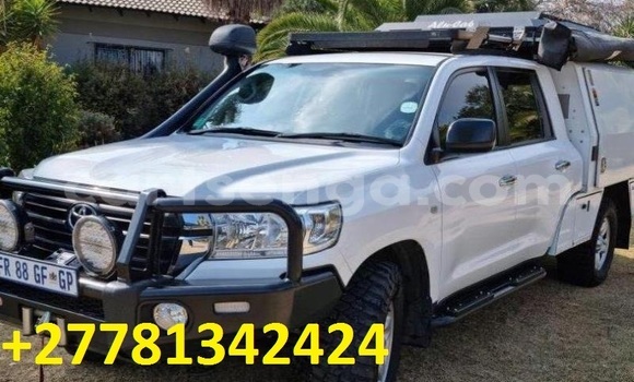 Nunua Ilio tumika Toyota Land Cruiser White Gari ndani ya Mbabane nchini Manzini
