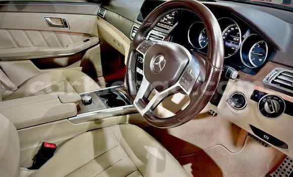 Acheter Occasion Voiture Mercedes-Benz E-Classe Rouge à Mbabane, Manzini Acheter Occasion Voiture Mercedes-Benz E-Classe Rouge à Mbabane, Manzini