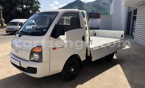 Nunua Ilio tumika Hyundai H200 White Gari ndani ya Ezulwini nchini Hhohho Nunua Ilio tumika Hyundai H200 White Gari ndani ya Ezulwini nchini Hhohho