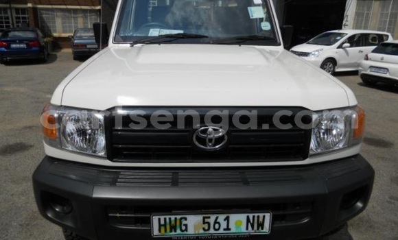 Nunua Ilio tumika Toyota Land Cruiser White Gari ndani ya Mbabane nchini Manzini
