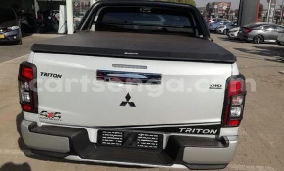 Nunua Ilio tumika Mitsubishi Triton Silver Gari ndani ya Hlatikulu nchini Wilaya ya Shiselweni Nunua Ilio tumika Mitsubishi Triton Silver Gari ndani ya Hlatikulu nchini Wilaya ya Shiselweni