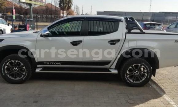 Nunua Ilio tumika Mitsubishi Triton Silver Gari ndani ya Hlatikulu nchini Wilaya ya Shiselweni Nunua Ilio tumika Mitsubishi Triton Silver Gari ndani ya Hlatikulu nchini Wilaya ya Shiselweni