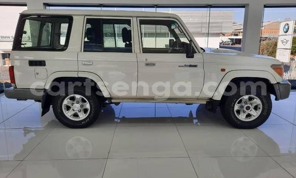 Buy Used Toyota Land Cruiser White Car in Mbabane in Manzini Buy Used Toyota Land Cruiser White Car in Mbabane in Manzini