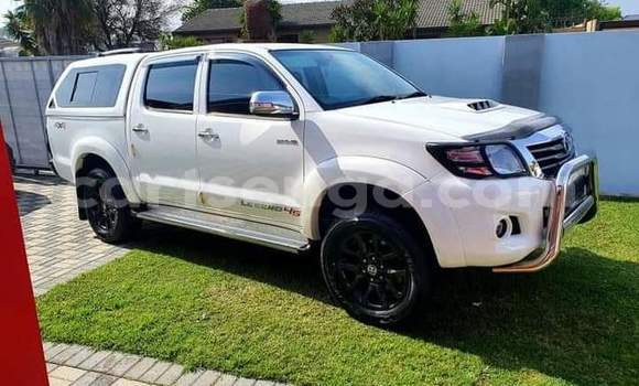 Nunua Ilio tumika Toyota Hilux White Gari ndani ya Ezulwini nchini Hhohho