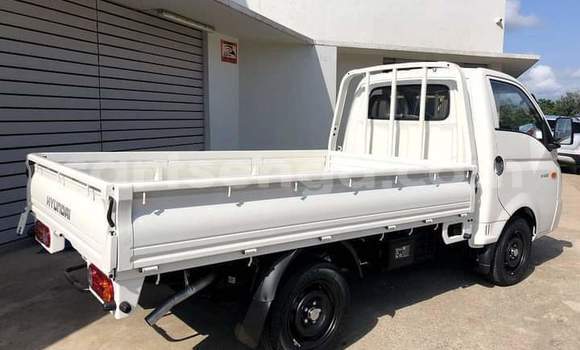 Buy Used Hyundai H200 White Car in Ezulwini in Hhohho Buy Used Hyundai H200 White Car in Ezulwini in Hhohho