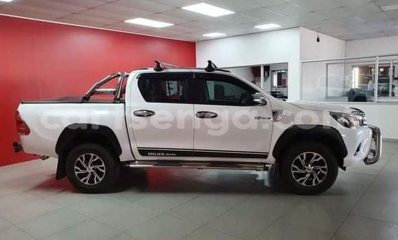 Buy Used Toyota Hilux White Car in Ezulwini in Hhohho
