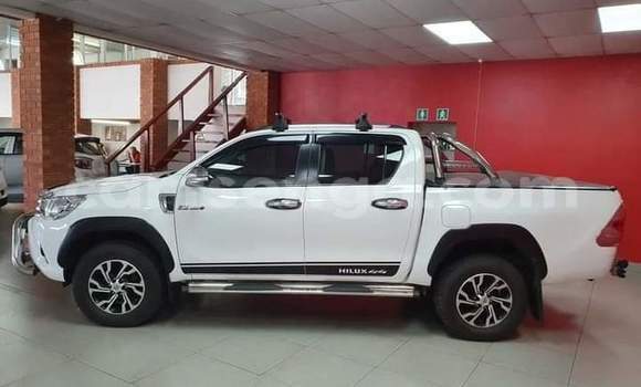 Buy Used Toyota Hilux White Car in Ezulwini in Hhohho Buy Used Toyota Hilux White Car in Ezulwini in Hhohho