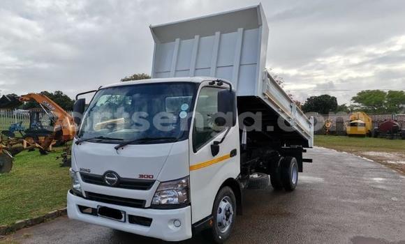 Nunua Ilio tumika Toyota Dyna White Gari ndani ya Ezulwini nchini Hhohho Nunua Ilio tumika Toyota Dyna White Gari ndani ya Ezulwini nchini Hhohho