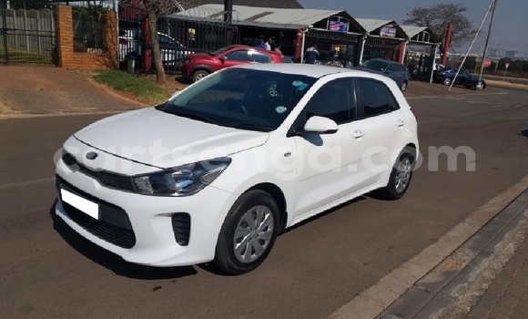 Nunua Ilio tumika Kia Rio White Gari ndani ya Ezulwini nchini Hhohho