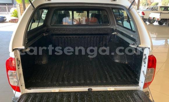 Nunua Ilio tumika Nissan Navara White Gari ndani ya Bulembu nchini Hhohho Nunua Ilio tumika Nissan Navara White Gari ndani ya Bulembu nchini Hhohho