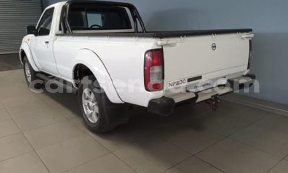 Nunua Ilio tumika Nissan Hardbody White Gari ndani ya Ezulwini nchini Hhohho Nunua Ilio tumika Nissan Hardbody White Gari ndani ya Ezulwini nchini Hhohho