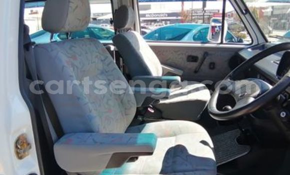 Nunua Ilio tumika Volkswagen Caravelle White Gari ndani ya Ezulwini nchini Hhohho Nunua Ilio tumika Volkswagen Caravelle White Gari ndani ya Ezulwini nchini Hhohho