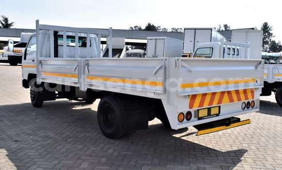 Nunua Ilio tumika Toyota Dyna White Gari ndani ya Ezulwini nchini Hhohho Nunua Ilio tumika Toyota Dyna White Gari ndani ya Ezulwini nchini Hhohho