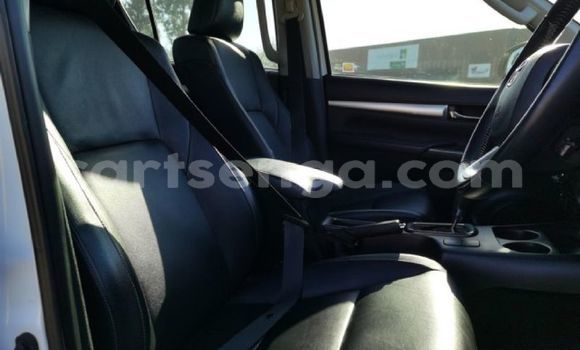 Nunua Ilio tumika Toyota Hilux White Gari ndani ya Mbabane nchini Manzini Nunua Ilio tumika Toyota Hilux White Gari ndani ya Mbabane nchini Manzini