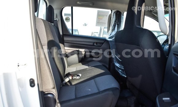 Nunua Imported Toyota Hilux White Gari ndani ya Import - Dubai nchini Hhohho Nunua Imported Toyota Hilux White Gari ndani ya Import - Dubai nchini Hhohho