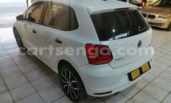 Nunua Ilio tumika Volkswagen Polo White Gari ndani ya Ezulwini nchini Hhohho Nunua Ilio tumika Volkswagen Polo White Gari ndani ya Ezulwini nchini Hhohho
