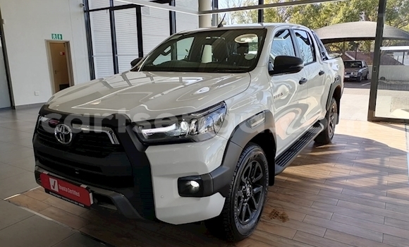 Buy Used Toyota Hilux White Car in Ezulwini in Hhohho