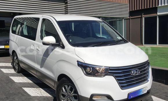 Nunua Ilio tumika Hyundai H1 White Gari ndani ya Bhunya nchini Manzini