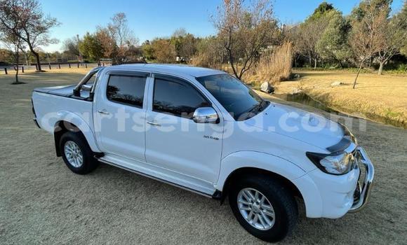 Buy Used Toyota Hilux White Car in Bhunya in Manzini
