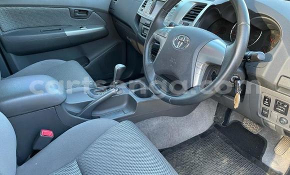 Nunua Ilio tumika Toyota Hilux White Gari ndani ya Bhunya nchini Manzini Nunua Ilio tumika Toyota Hilux White Gari ndani ya Bhunya nchini Manzini