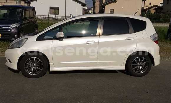 Nunua Ilio tumika Honda FIT White Gari ndani ya Ezulwini nchini Hhohho Nunua Ilio tumika Honda FIT White Gari ndani ya Ezulwini nchini Hhohho