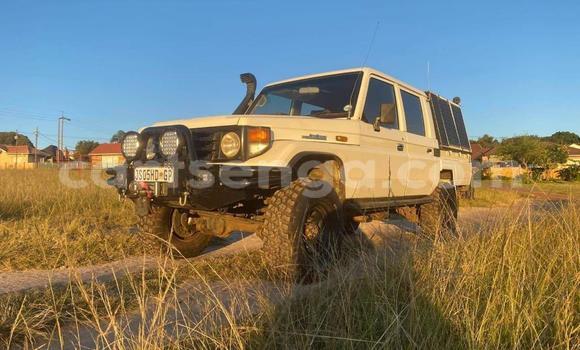 Nunua Ilio tumika Toyota Land Cruiser White Gari ndani ya Mbabane nchini Manzini