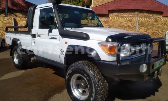 Nunua Ilio tumika Toyota Land Cruiser White Gari ndani ya Mbabane nchini Manzini