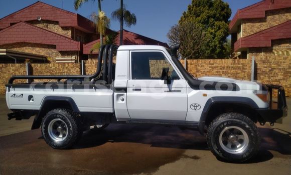 Buy Used Toyota Land Cruiser White Car in Mbabane in Manzini Buy Used Toyota Land Cruiser White Car in Mbabane in Manzini