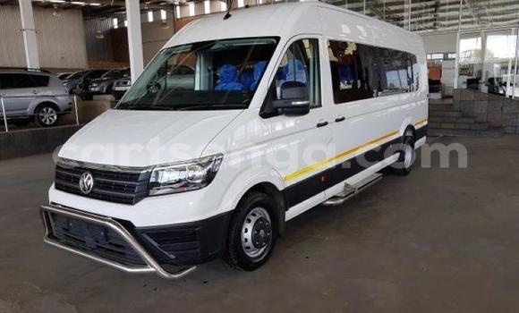 Buy Used Volkswagen Caravelle White Car in Ezulwini in Hhohho Buy Used Volkswagen Caravelle White Car in Ezulwini in Hhohho