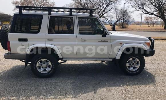 Nunua Ilio tumika Toyota Hilux White Gari ndani ya Mbabane nchini Manzini Nunua Ilio tumika Toyota Hilux White Gari ndani ya Mbabane nchini Manzini