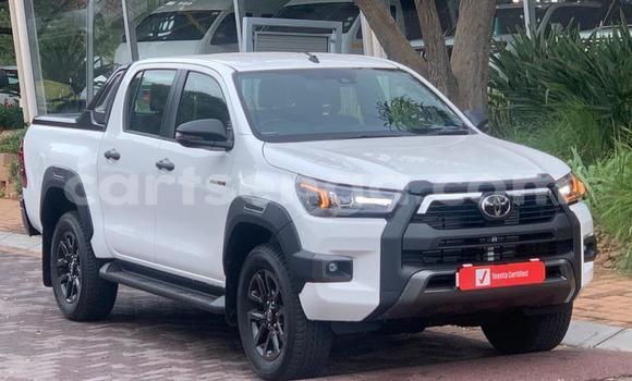 Nunua Ilio tumika Toyota Hilux White Gari ndani ya Ezulwini nchini Hhohho