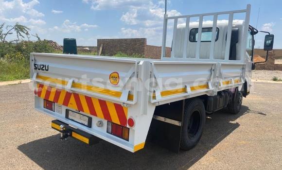 Nunua Ilio tumika Isuzu FTR 850 White Lori ndani ya Mbabane nchini Manzini Nunua Ilio tumika Isuzu FTR 850 White Lori ndani ya Mbabane nchini Manzini