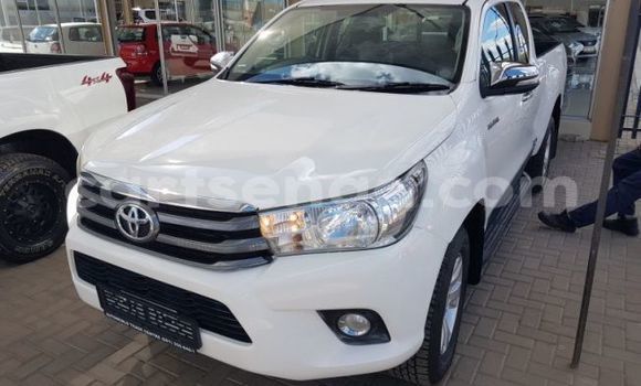 Nunua Ilio tumika Toyota Hilux White Gari ndani ya Ezulwini nchini Hhohho