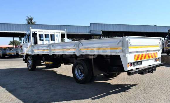 Acheter Occasion Utilitaire Nissan UD Blanc à Big Bend, Lubombo District Acheter Occasion Utilitaire Nissan UD Blanc à Big Bend, Lubombo District