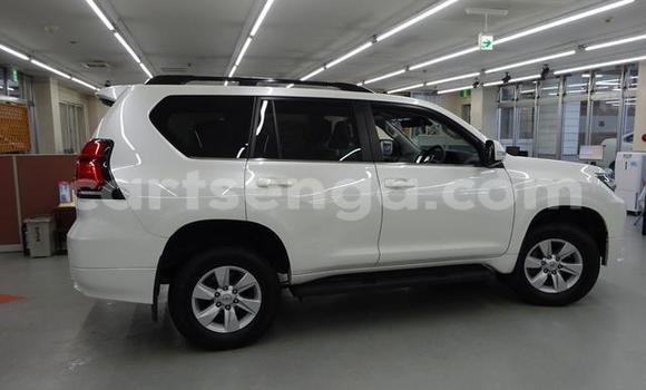 Nunua Ilio tumika Toyota Land Cruiser Prado White Gari ndani ya Mbabane nchini Manzini Nunua Ilio tumika Toyota Land Cruiser Prado White Gari ndani ya Mbabane nchini Manzini