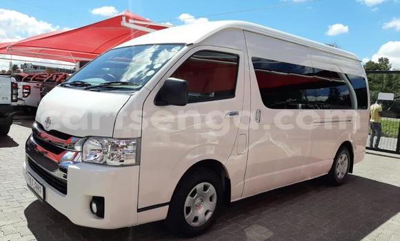 Nunua Ilio tumika Toyota Hiace White Gari ndani ya Ezulwini nchini Hhohho Nunua Ilio tumika Toyota Hiace White Gari ndani ya Ezulwini nchini Hhohho