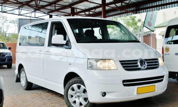 Nunua Ilio tumika Volkswagen Caravelle White Gari ndani ya Big Bend nchini Wilaya ya Lubombo