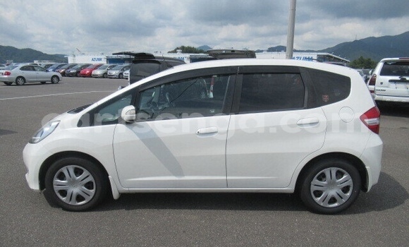 Nunua Ilio tumika Honda FIT White Gari ndani ya Manzini nchini Manzini Nunua Ilio tumika Honda FIT White Gari ndani ya Manzini nchini Manzini