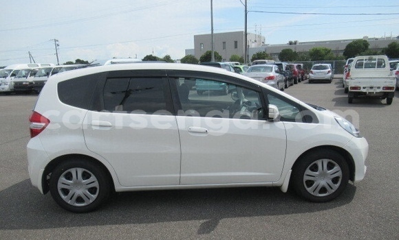 Nunua Ilio tumika Honda FIT White Gari ndani ya Manzini nchini Manzini Nunua Ilio tumika Honda FIT White Gari ndani ya Manzini nchini Manzini